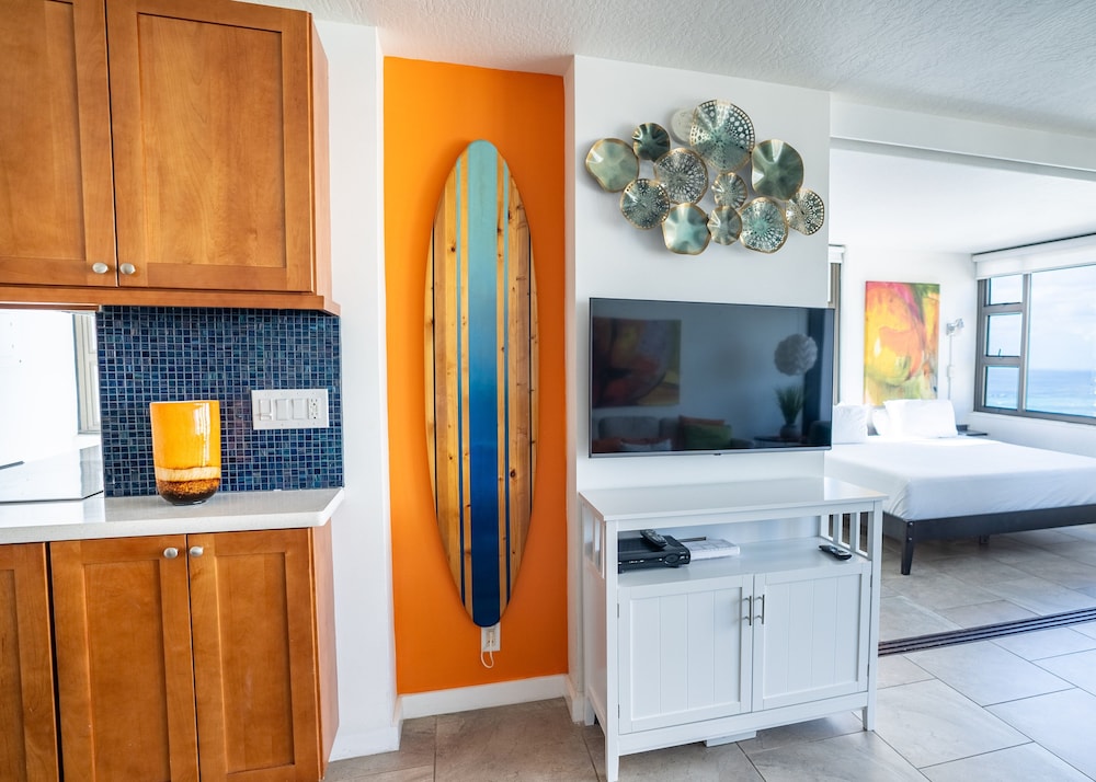 Artsy 32nd Floor Condo with Modern Furnishings & Gorgeous Ocean Views by Koko Resort Vacation Rentals - photo 7