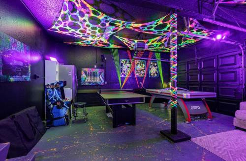 Waterfront Resort Heated Pool Hot Tub Game Room — 4-Star Luxury Hotel in Largo, United States