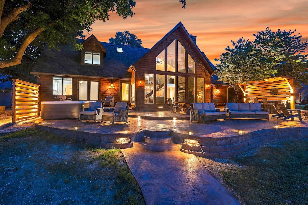 Spacious Lakefront Home with Private Dock — 4-Star Luxury Hotel in Hollister, United States