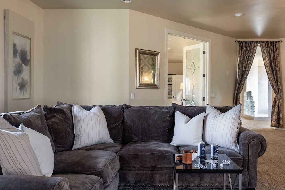 Sleeps 20 Vineyard Estate w Resort Pool Spa Game Room Wilson Creek Manor by AvantStay - photo 38