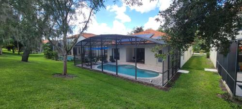 Cheerful 4bed 3bath with pool home near Disney — 4-Star Luxury Hotel in Kissimmee, United States