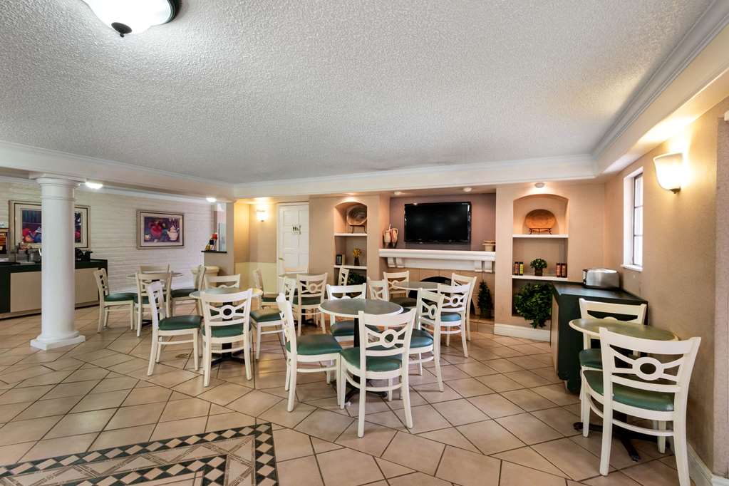 La Quinta Inn by Wyndham Albuquerque Northeast - photo 28