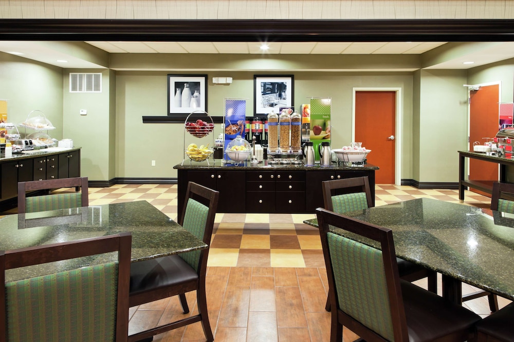 Hampton Inn & Suites Middlebury - photo 36