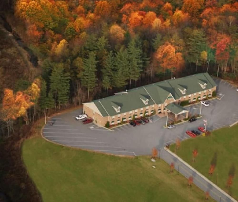 Mountain Inn & Suites - photo 32