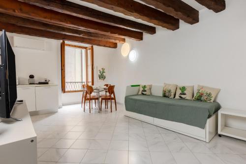 GuestHost Comfy Studio in the Heart of Cagliari — 4-Star Luxury Hotel in Cagliari, Italy