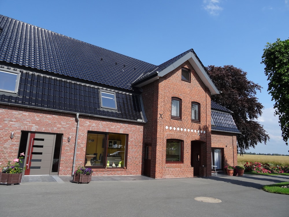 Apartment Sonnenaufgang near Airport — 4-Star Luxury Hotel in Krempe, Germany