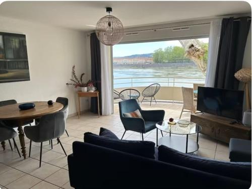 Blue Vue Exceptionnelle Sur Le Rhone — hotel in Tain-L'hermitage