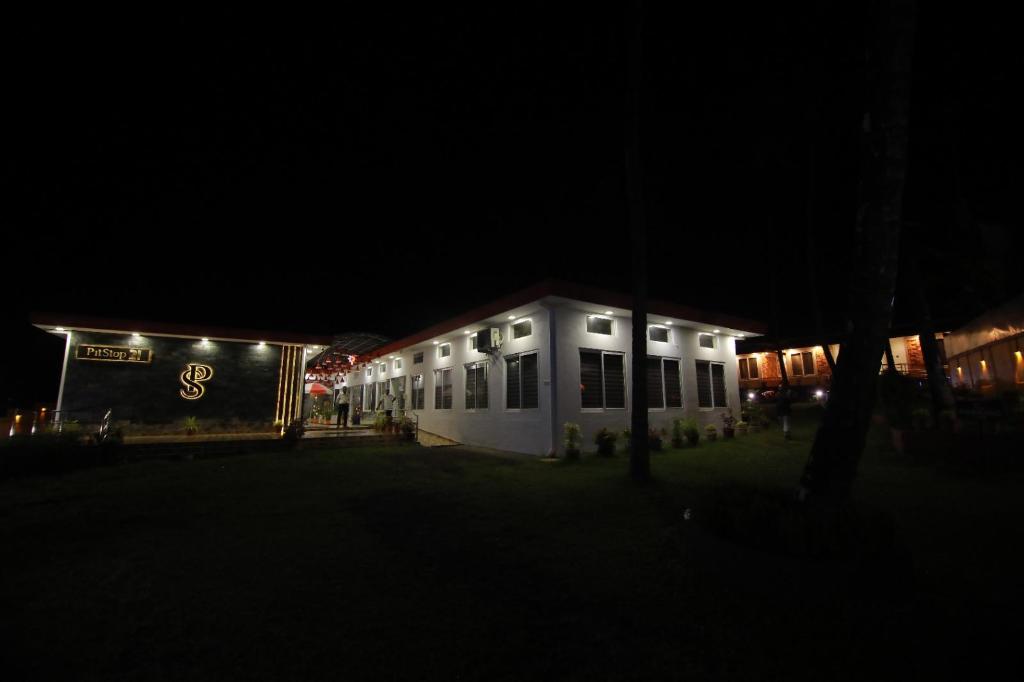 PitStop21 - carbon neutral hotel in Unknown City