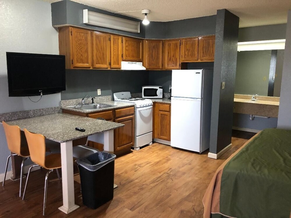 Americas Best Value Inn & Suites Yukon Oklahoma City - photo 10