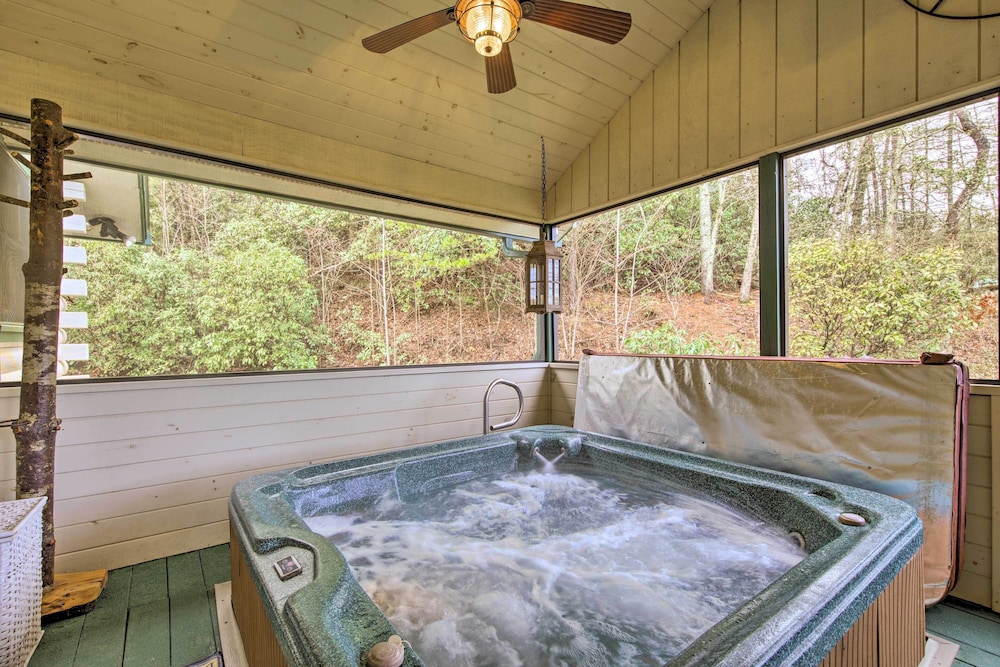 Ellijay Cabin with Porch And Private Hot Tub — 4-Star Luxury Hotel in Ellijay, United States