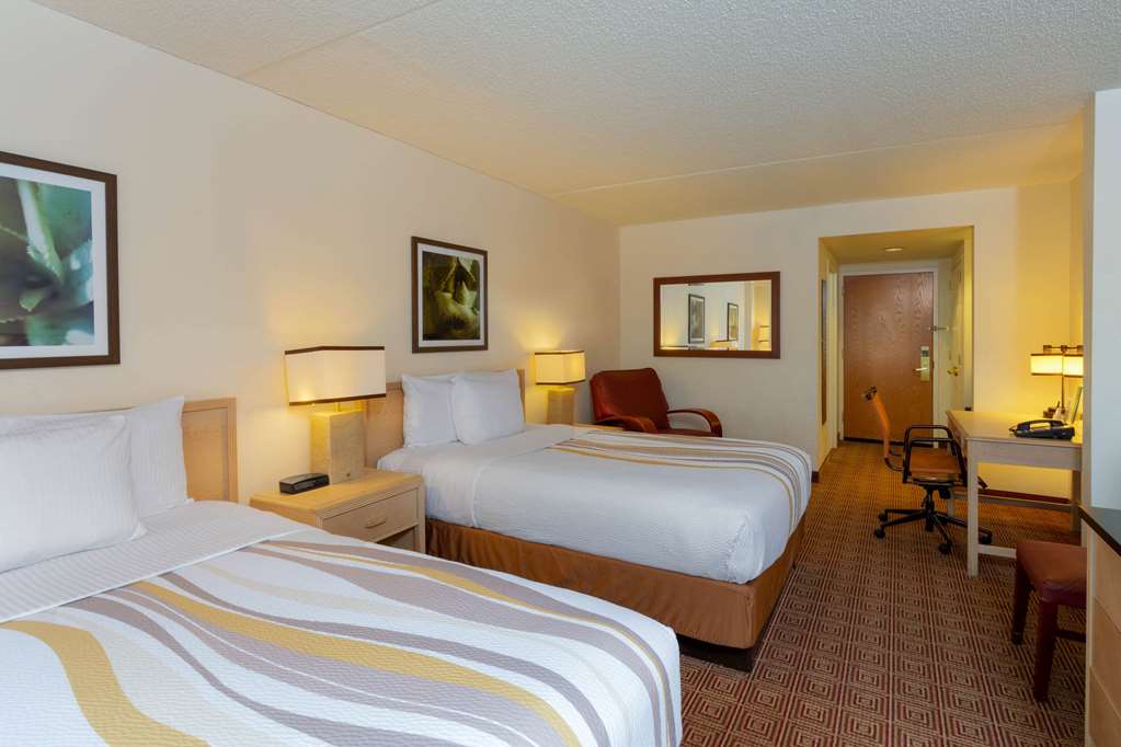 La Quinta Inn & Suites by Wyndham Garden City - photo 19