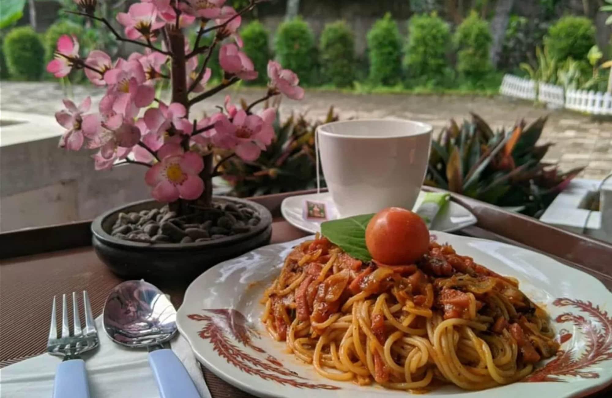 Beautiful Double Room With Ac and Wifi in Central Bogor in Bogor, Indonesia