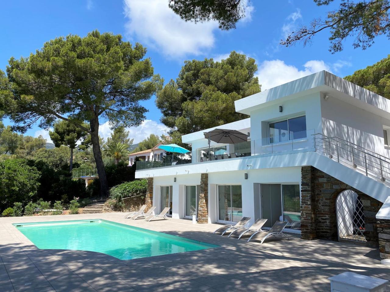 Villa 6 Chambres Piscine Vue Mer a Proximite de la Plage Cavalaire Sur Mer — 4-Star Luxury Hotel in Cavalaire-Sur-Mer, France