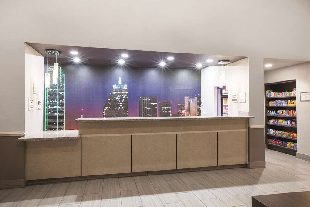 La Quinta Inn & Suites by Wyndham Mansfield TX - photo 4