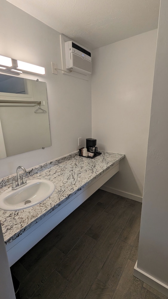 Travelodge by Wyndham Salina - photo 23