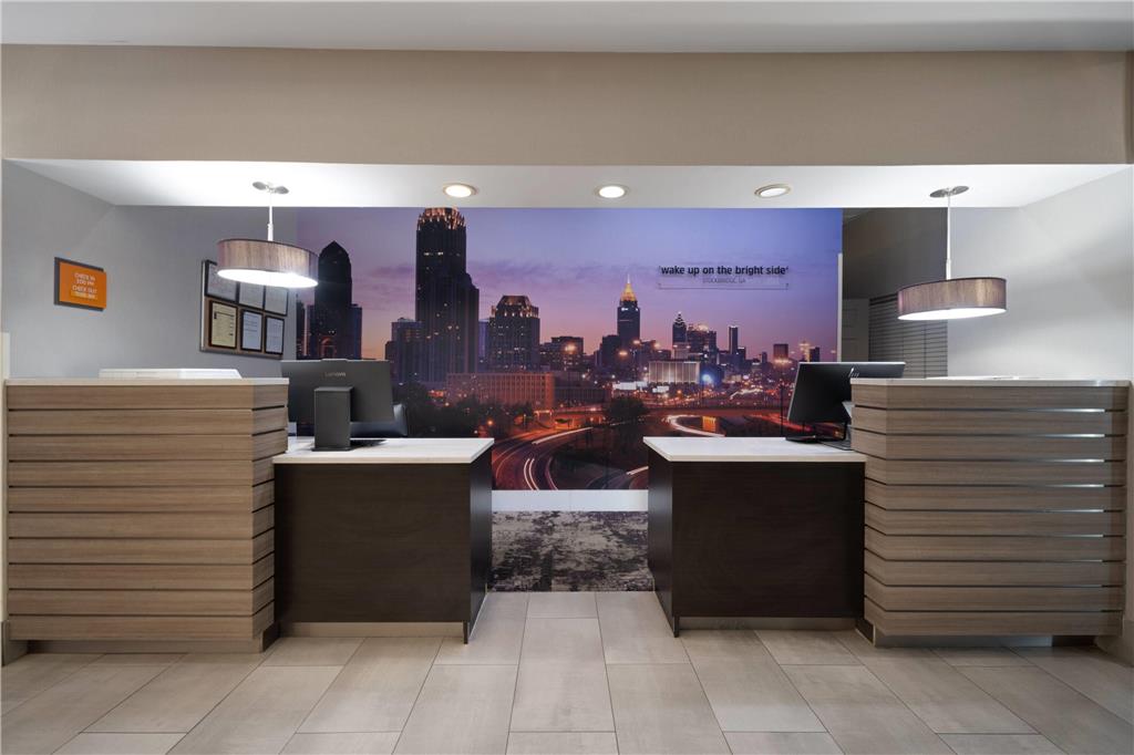La Quinta Inn & Suites by Wyndham Atlanta Stockbridge - photo 19