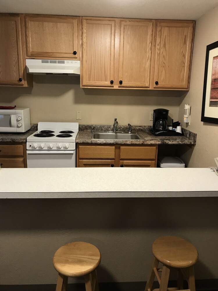 Lakeshore Inn & Suites - photo 25
