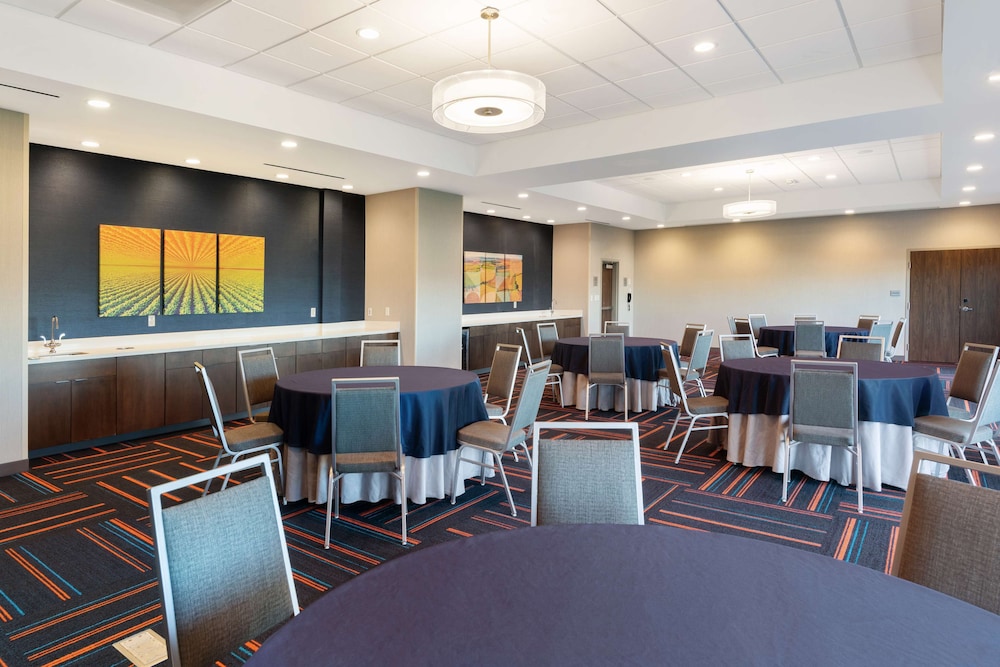 Hampton Inn Circleville - photo 42