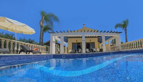 Fabulous Villa In Coral Bay Near Beach Amenities