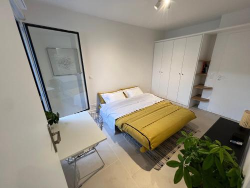 Studio indépendant avec terrasse — hotel in Villejuif
