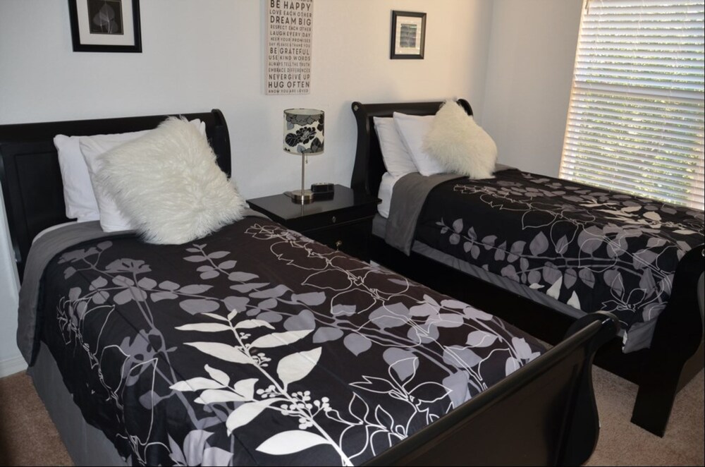 Premium 3 Bed 3 Bath Townhome - photo 4