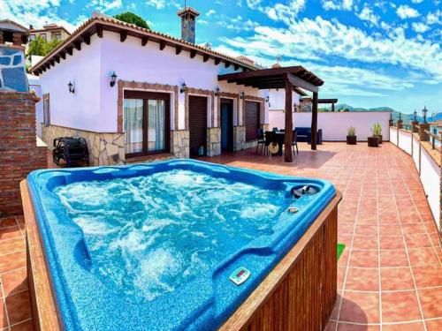 Elegant Villa with Jacuzzi in Canillas de Albaida — 4-Star Luxury Hotel in Canillas De Albaida, Spain