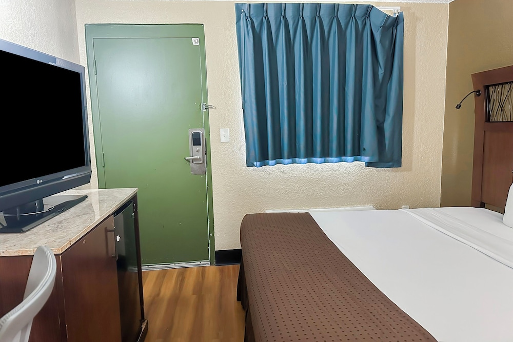 OYO Hotel Mobile AL I 65 at Airport Blvd - photo 11