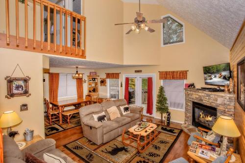 Happy Trails Hot Tub In Pigeon Forge Near Strip Hot Tub WIFI — hotel in Pigeon Forge