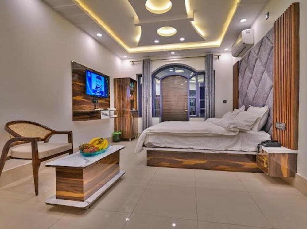 Hotel Aura Inn - carbon neutral hotel in Srinagar