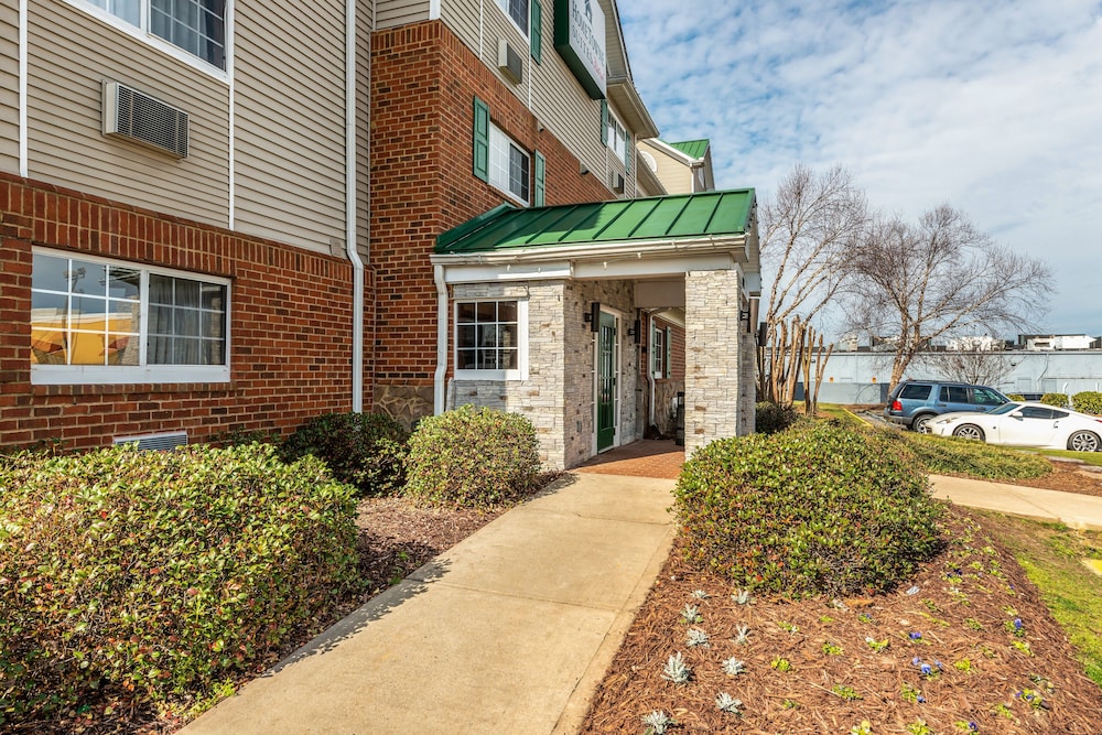 HomeTowne Studios & Suites by Red Roof Charlotte Concord - photo 35