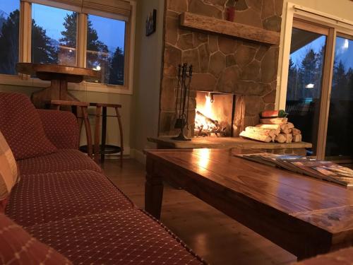 Gorgeous Jackson Hole Condo in Top location with Great Views and Private Deck with Barbeque — 4-Star Luxury Hotel in Wilson, United States