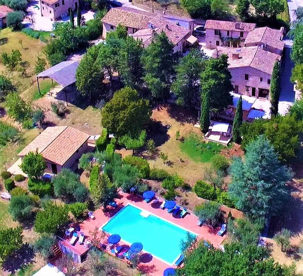 Agriturismo Camiano Piccolo — 4-Star Luxury Hotel in Montefalco, Italy