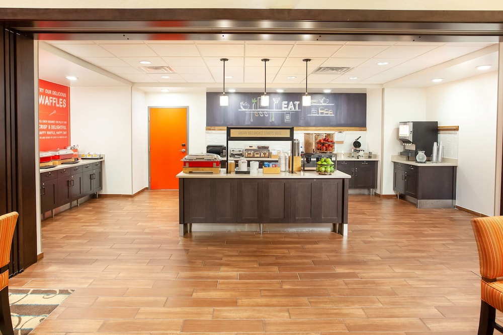 Hampton Inn & Suites Niles Warren - photo 39