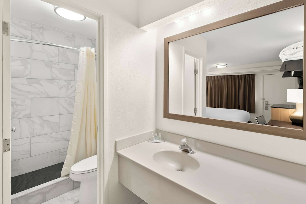Clarion Pointe Kennesaw Town Center - photo 9