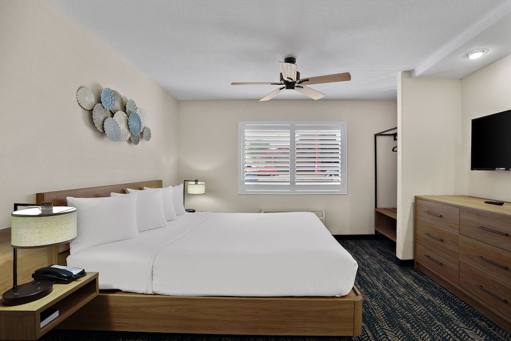La Fuente Inn & Suites - photo 12