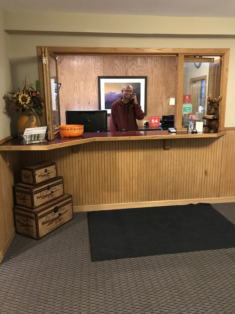 Lakeshore Inn & Suites - photo 7