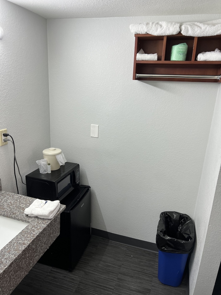 Econo Lodge Commerce - photo 10
