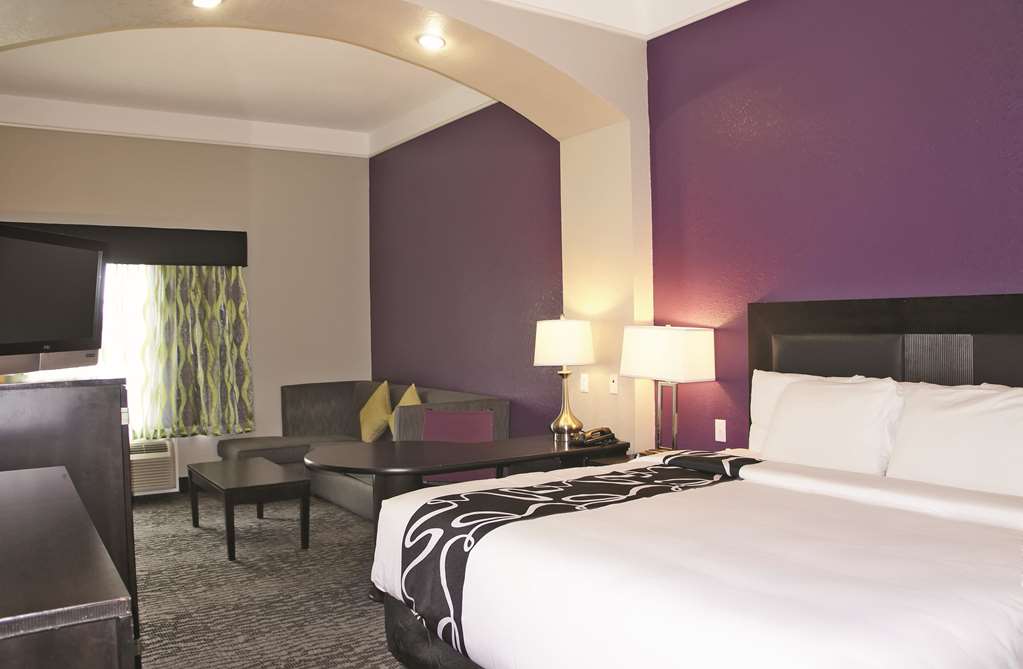 La Quinta Inn & Suites by Wyndham Pearland Houston South - photo 16