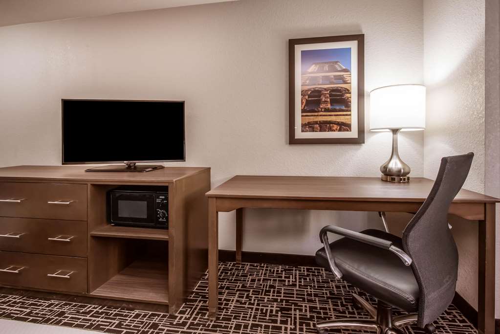 La Quinta Inn & Suites by Wyndham Fairborn Wright Patterson - photo 12