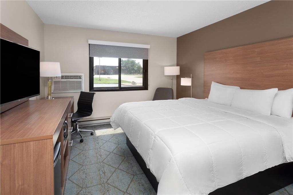 Baymont by Wyndham Oshkosh Airport - photo 23