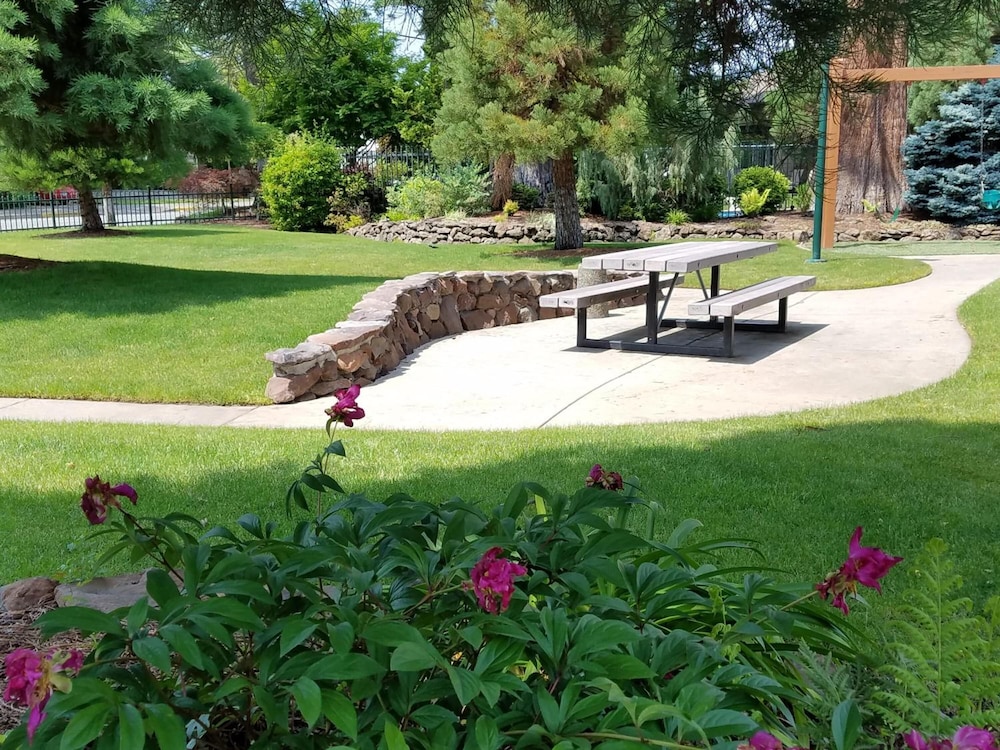 Redwood Garden Inn - photo 21