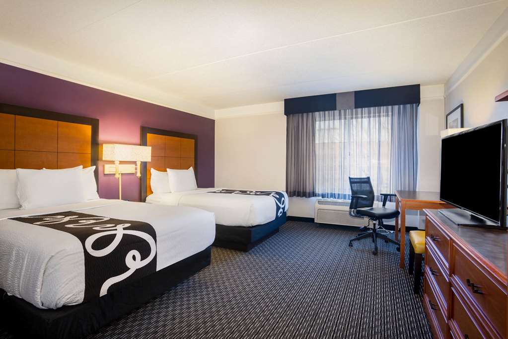 La Quinta Inn & Suites by Wyndham St. Louis Westport - photo 36