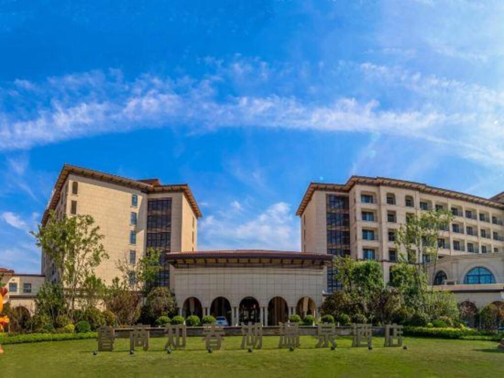 Lushang Spring Lake Resort - last minute hotel in Linyi