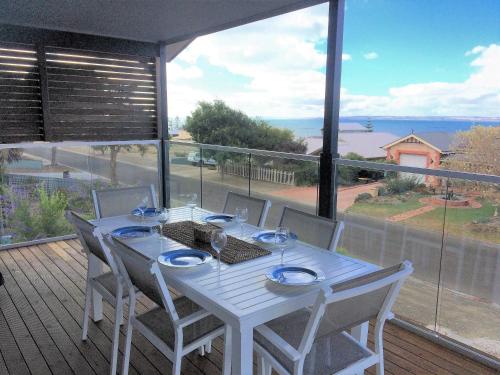 Bayview Beach House Apartment No 2 — 4-Star Luxury Hotel in Kingscote, Australia