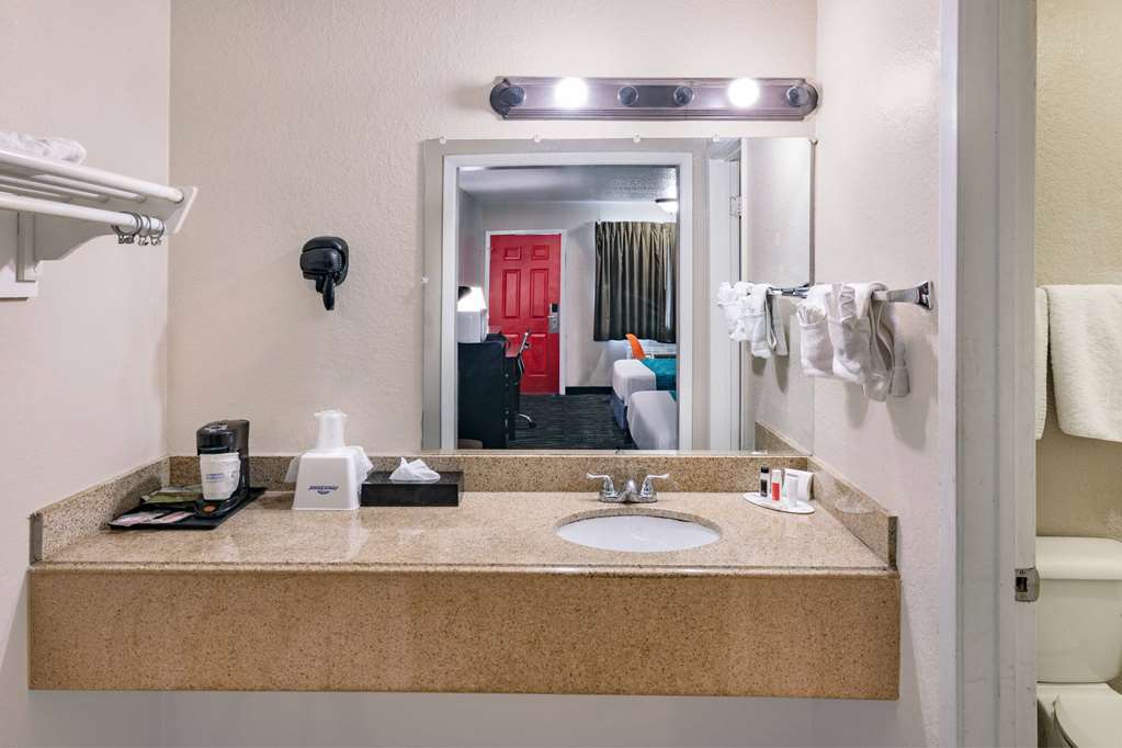 Howard Johnson by Wyndham Houston Hobby Airport - photo 21