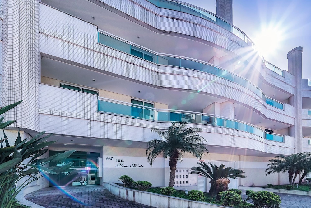 Apartamento 2 dormitórios no centro de Bombinhas com 1 suite a 120 metros do Mar