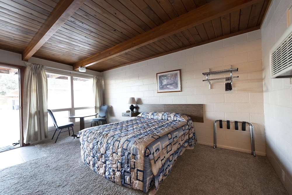 Cedar Inn - carbon neutral hotel in Mccook
