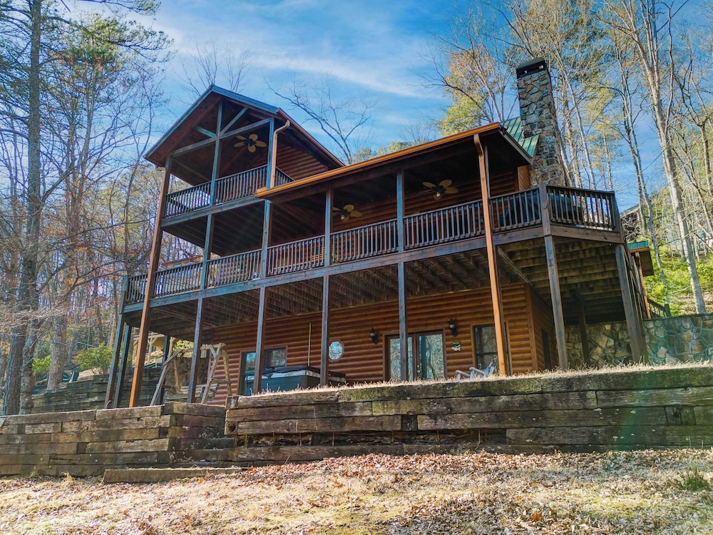 New Riverfront Retreat Sleeps 12 Ellijay in Ellijay, United States
