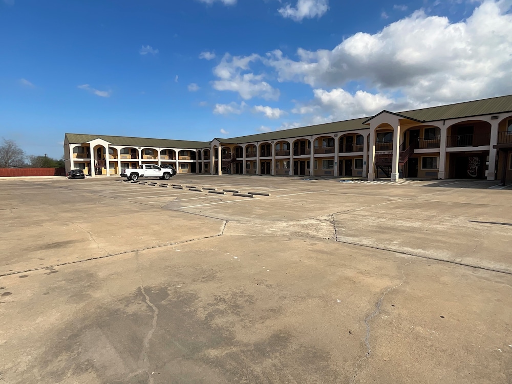 Executive Inn & Suites - photo 32