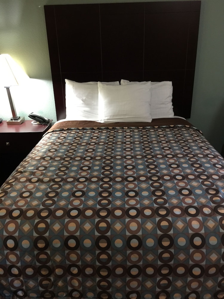 Pearsall Inn & Suites - photo 16